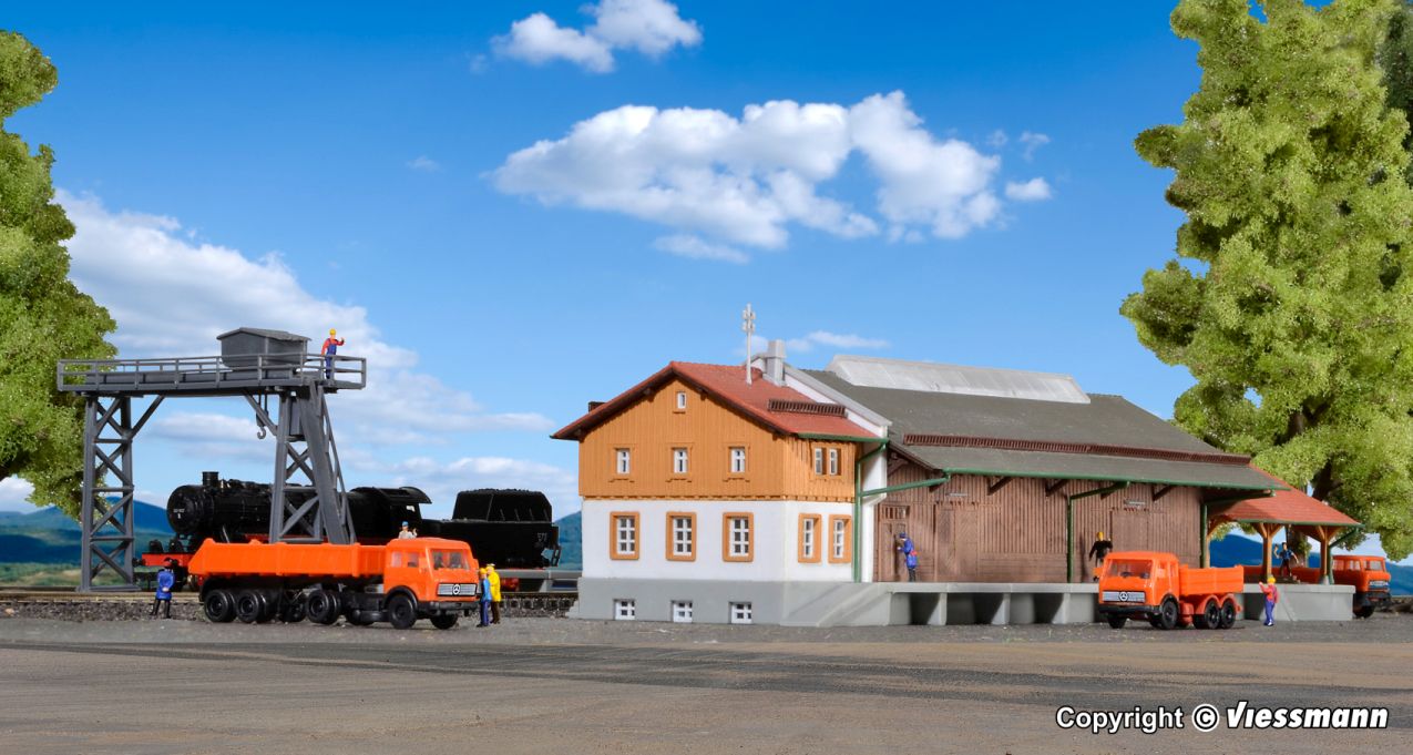 Z-Güterhalle mit Überladekran und Rampe