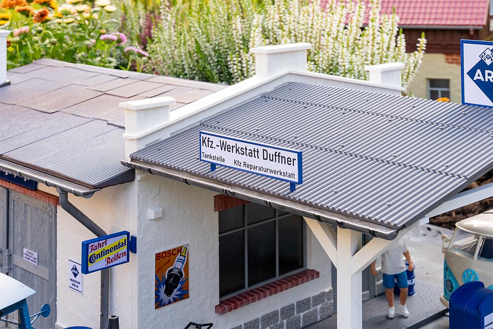 Tankstelle mit Werkstatt