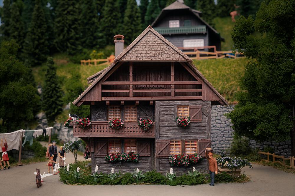 Jubiläumsmodell Uhrenmacherhaus m. Figur