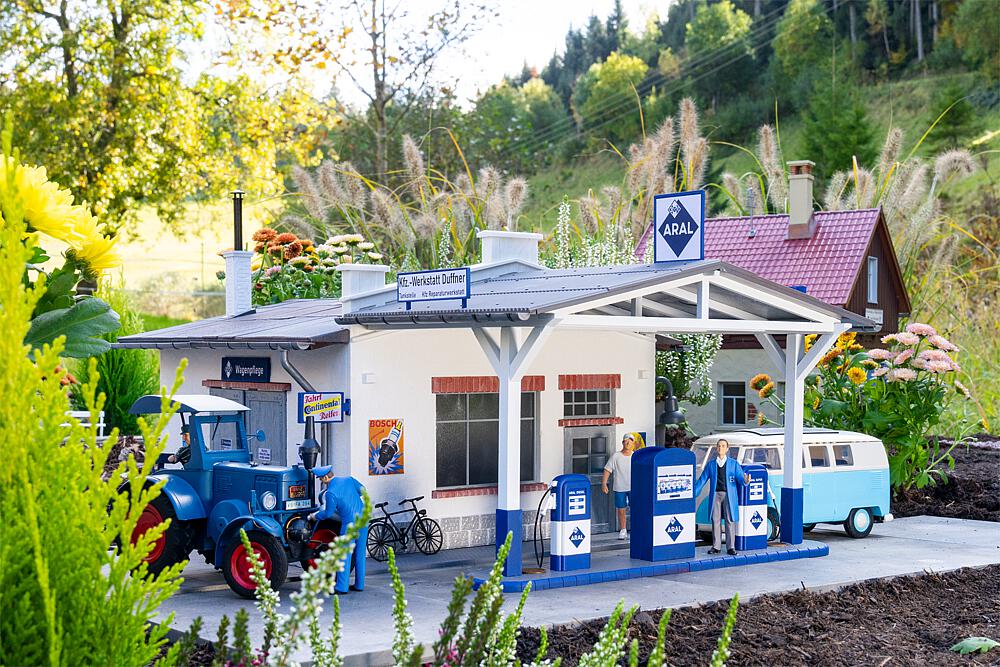 Tankstelle mit Werkstatt