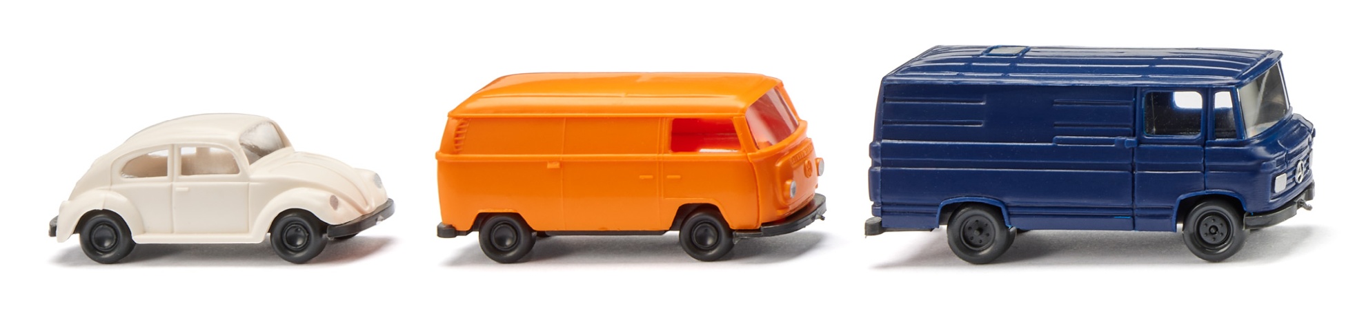 Ein Pkw und zwei Kastenwagen