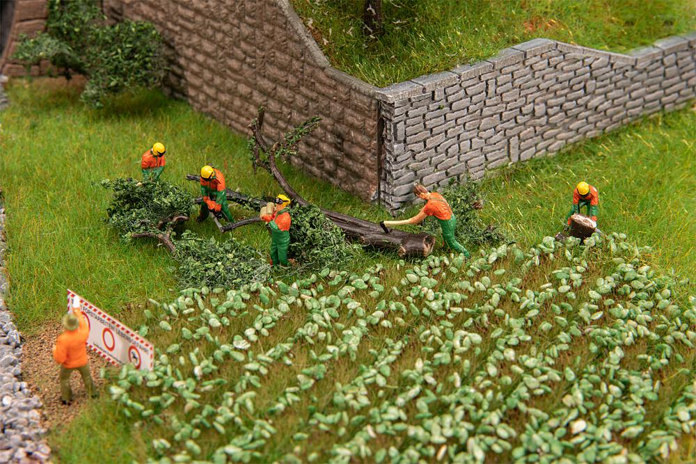 H0-Waldarbeiter mit moderner Aus