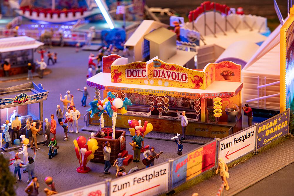 H0-Süßigkeitenbude und Ballonkünstler